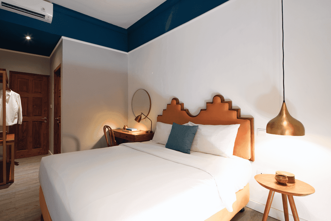 The room`s muted by The folk